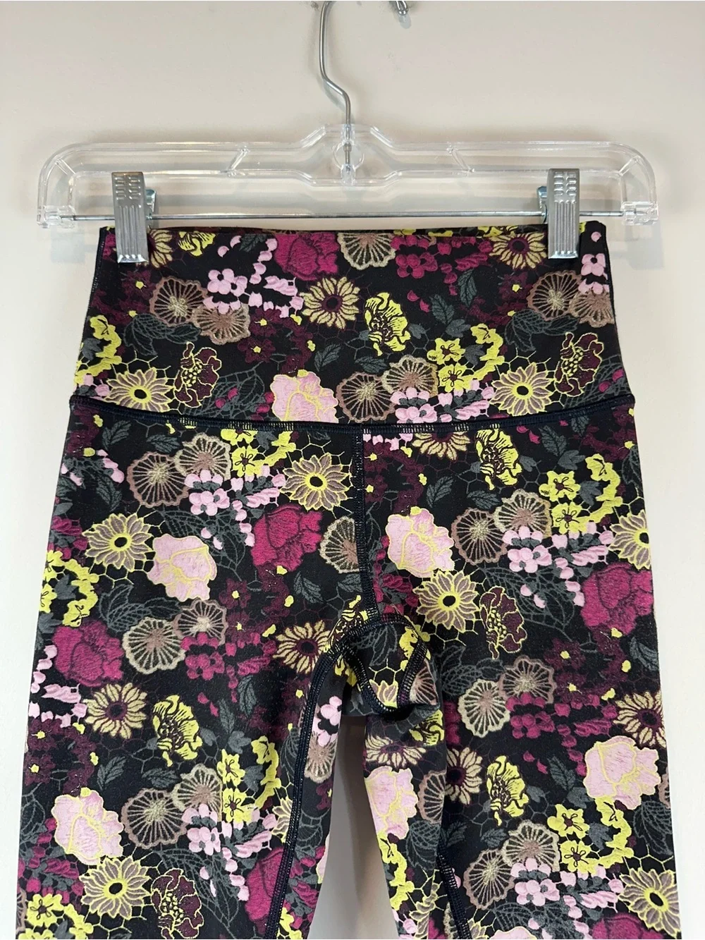 Lululemon Black Floral Fluorolace Winter Under Athletic Athleisure Tights Size 4